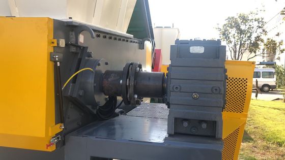 A fase 3 tecida ensaca a única máquina da retalhadora do eixo