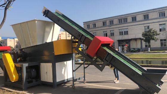 A fase 3 tecida ensaca a única máquina da retalhadora do eixo