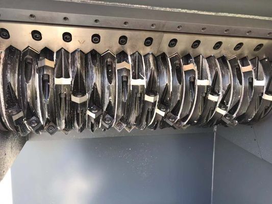 A fase 3 tecida ensaca a única máquina da retalhadora do eixo